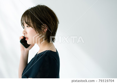 年輕女子認真地打電話 79319704