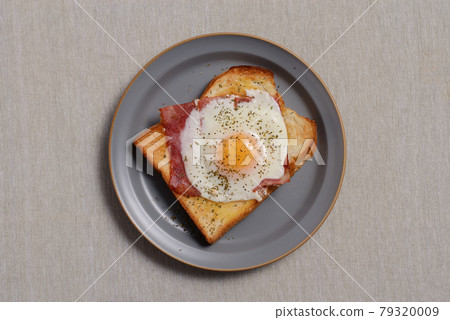 Fried egg toast 79320009