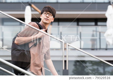 遙望遠方的短袖休閒男士 79320516