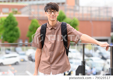 Short sleeve casual men's portrait 79320517