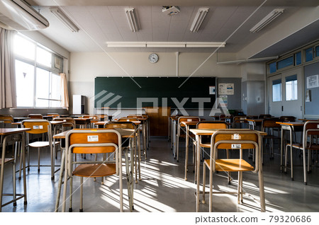 Classroom in an empty school (overall view) 79320686
