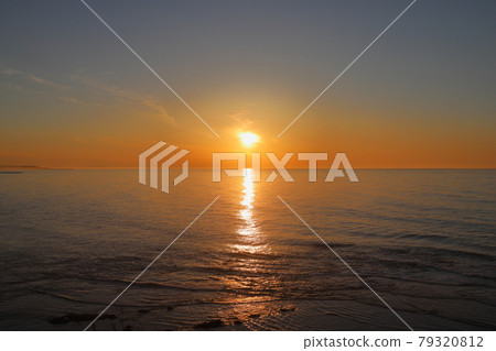 北海道網走市能取岬的風景 夕陽在地平線上落下 [6月] 79320812