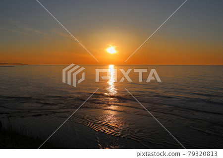 北海道網走市能取岬的風景 夕陽在地平線上落下 [6月] 79320813