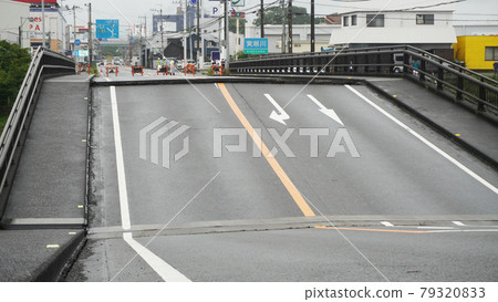 因大雨而倒塌的 Kisegawa Ohashi <09>（倒塌當天嚴重變形的道路） 79320833