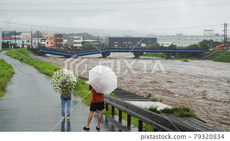 鬼谷川大橋因大雨倒塌<03>(居民焦急地觀看) 鬼谷川大橋因大雨倒塌<03>(居民焦急地觀看) 79320834