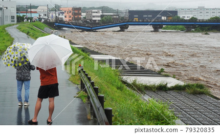Kisegawa Ohashi collapse due to heavy rain <02> (residents watching with anxiety) Kisegawa Ohashi collapse due to heavy rain <02> (residents watching with anxiety) 79320835