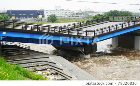 鬼瀨川大橋因大雨倒塌<07>(倒塌當天嚴重向下倒塌的大橋) 鬼瀨川大橋因大雨倒塌<07>(倒塌當天嚴重向下倒塌的大橋) 79320836
