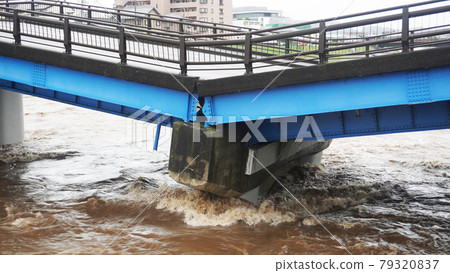 鬼瀨川大橋因大雨倒塌<11>(倒塌當天橋樑醉成泥流) 鬼瀨川大橋因大雨倒塌<11>(倒塌當天橋樑醉成泥流) 79320837