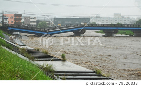 鬼瀨川大橋因大雨倒塌<01>（倒塌當天橋的狀態） 79320838