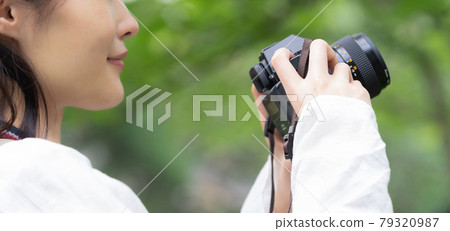 A woman to travel 79320987