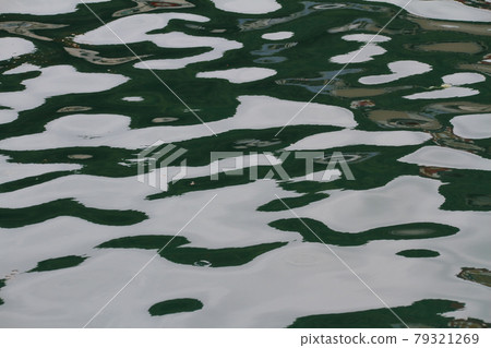 海面震動產生的光影漣漪 海面震動產生的光影漣漪 79321269