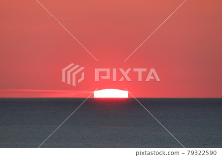 北海道網走市能取岬的風景日落：地平線上的方形夕陽[6月] 79322590