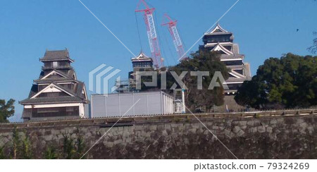 使用吊車從遠處觀看修復工作,可以看到因熊本地震而瀕臨倒塌的天守閣三塔中間的天守閣。 使用吊車從遠處觀看修復工作,可以看到因熊本地震而瀕臨倒塌的天守閣三塔中間的天守閣。 79324269