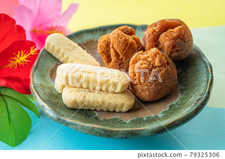 Okinawa souvenir Chinsuko and Sata Andagi 79325306