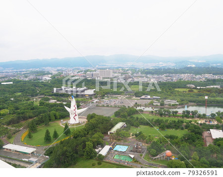 大阪吹田摩天輪，70年世博會紀念公園（中部）和箕面市（北方向，雨季）的全景 79326591