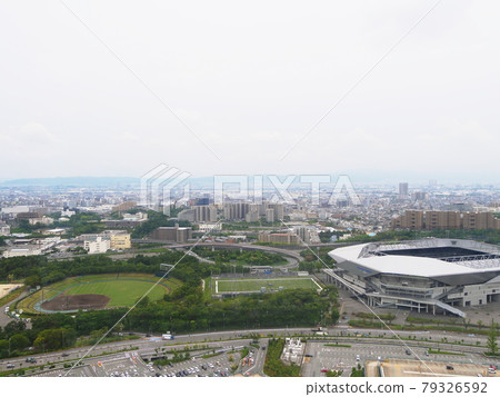 從茨城市區看大阪吹田摩天輪、棒球場、球賽場（東南方向、雨季） 79326592