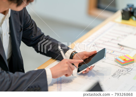 一邊看手機一邊畫畫的男一級建築師 79326868