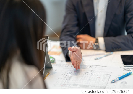 A male businessman who proposes to customers without a face A male businessman who proposes to customers without a face 79326895