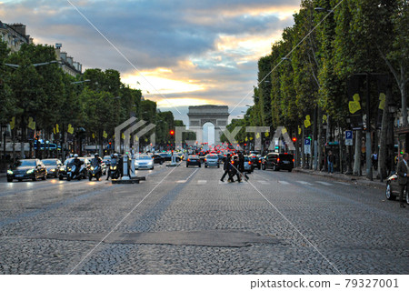 [France] Champs Elysees and the Arc de Triomphe 79327001
