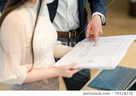 A male businessman asking a woman to explain the contract A male businessman asking a woman to explain the contract 79329578