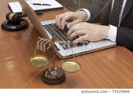 judge and laptop device 79329660