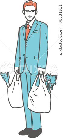 一個從超市購物回來的男人 79331911