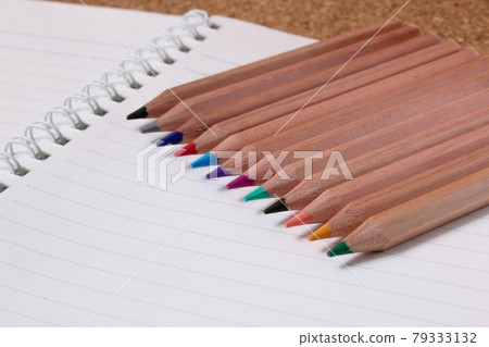 彩色鉛筆，彩色鉛筆，文具，學校，文具，圖畫書，繪圖，多彩，教育，顏色，木頭，木頭，鉛筆 79333132