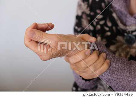 Elderly hand (old man's hand) Numbness of hand, trembling, wrist pain, joint pain Image Stock Photo Elderly hand (old man's hand) Numbness of hand, trembling, wrist pain, joint pain Image Stock Photo 79334489