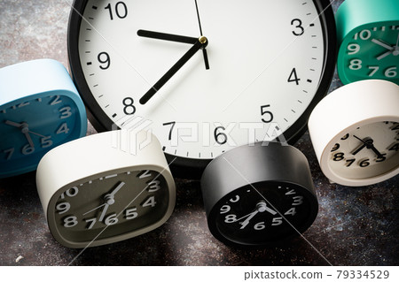 Multiple clocks 79334529