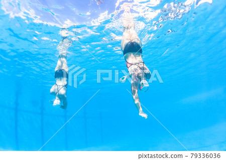 Girls Synchronized Dance Swimming Underwater Girls Synchronized Dance Swimming Underwater 79336036