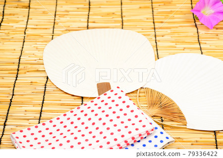 日本夏季風扇和毛巾 79336422