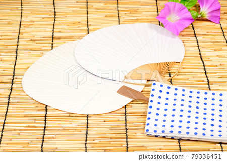 日本夏季風扇和毛巾 日本夏季風扇和毛巾 79336451