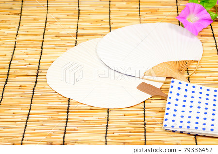 日本夏季風扇和毛巾 79336452