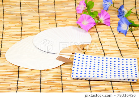 日本夏季風扇和毛巾 79336456