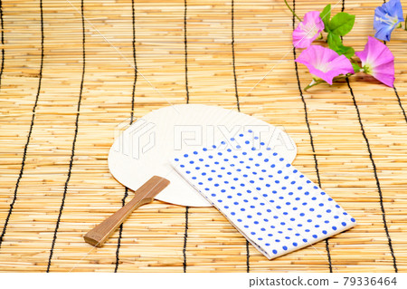 日本夏季風扇和毛巾 79336464