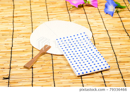 日本夏季風扇和毛巾 79336466