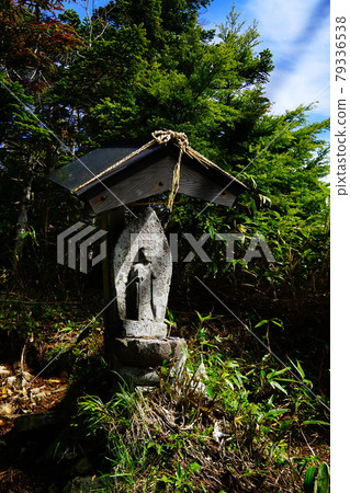 Buddha on the mountain trail to Maehotaka 79336538