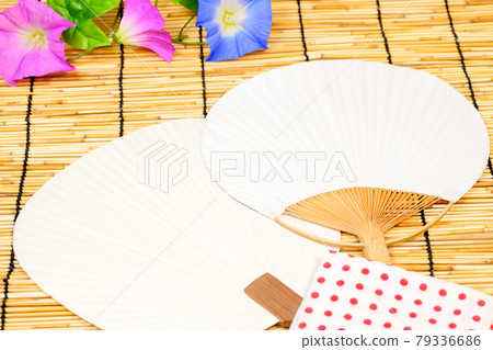 日本夏季風扇和毛巾 79336686