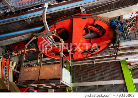 The huge wheel of the cable car mechanism The huge wheel of the cable car mechanism 79336802