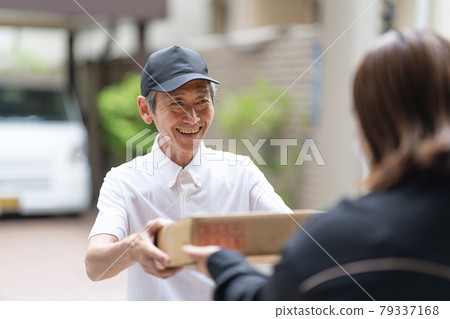 Delivery to home delivery, distribution, middle-aged men Delivery to home delivery, distribution, middle-aged men 79337168