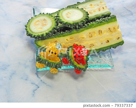 夏季蔬菜苦瓜和手工珠子泰迪熊 夏季蔬菜苦瓜和手工珠子泰迪熊 79337337
