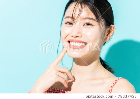 年輕的女士的肖像 79337453