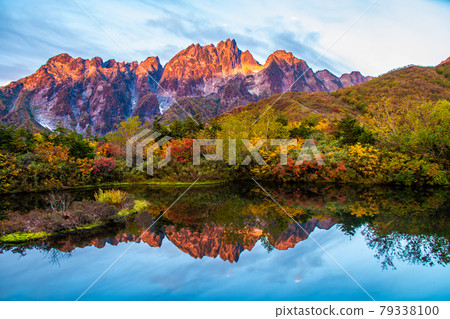 北阿爾卑斯山的未開發地區，日出時的隱士池塘 79338100