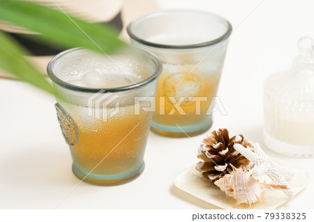 大麥茶和玻璃杯中的冰塊_[白色背景] 79338325
