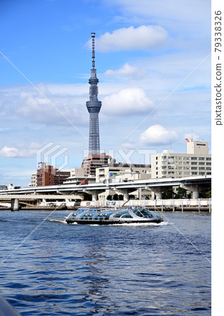 隅田川在夏日的天空中蔓延開來的水上巴士沿著隅田川和天空樹的水面反射著藍天 隅田川在夏日的天空中蔓延開來的水上巴士沿著隅田川和天空樹的水面反射著藍天 79338326