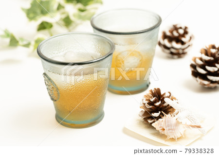 大麥茶和玻璃杯中的冰塊_[白色背景] 79338328