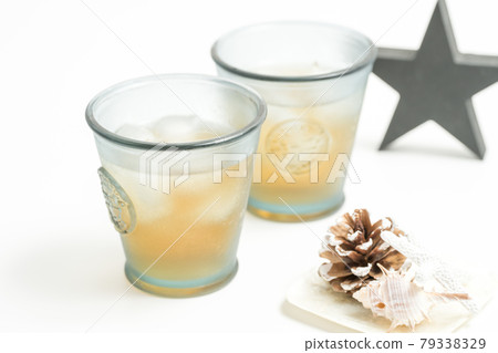 大麥茶和玻璃杯中的冰塊_[白色背景] 79338329