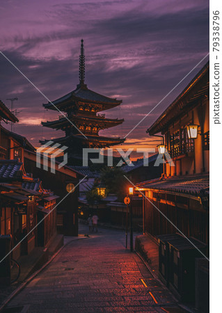 Kyoto sunset and temple 79338796