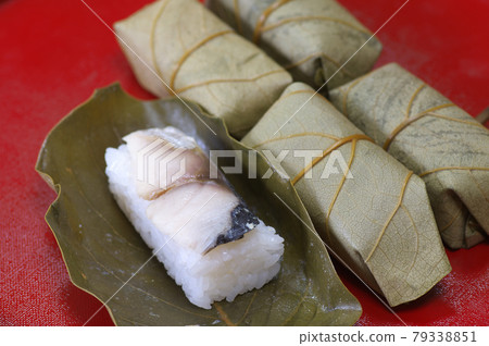 Persimmon leaf sushi 79338851