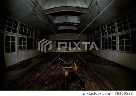 半夜關閉教室 半夜關閉教室 79339588